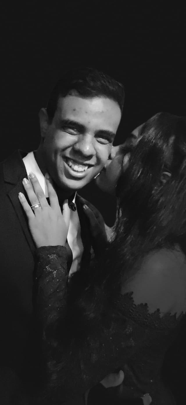 casal de noivos abraçados