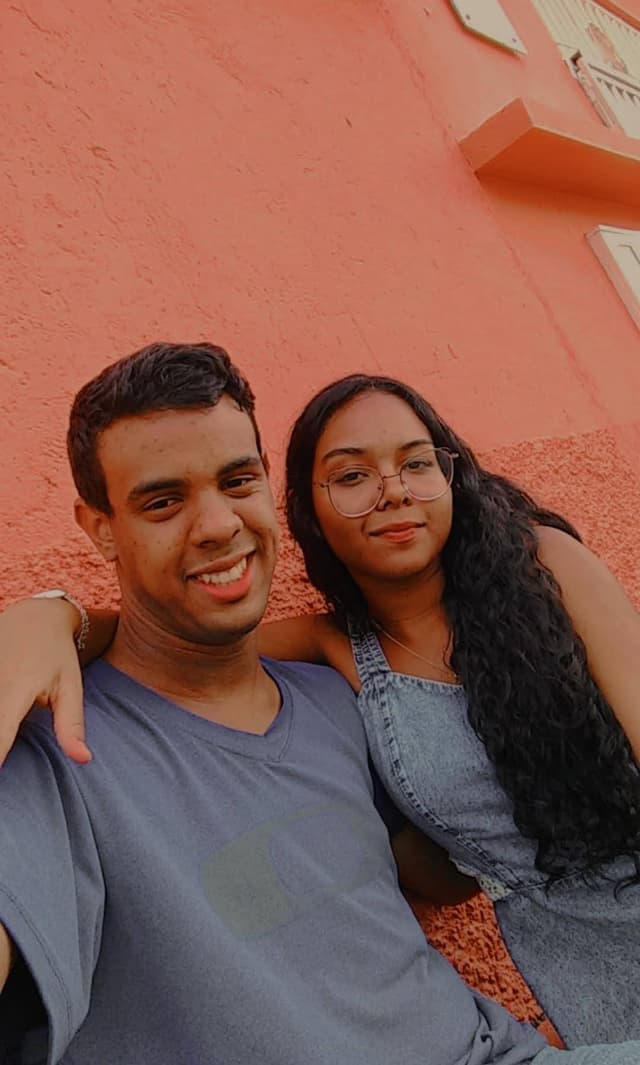 casal de noivos abraçados