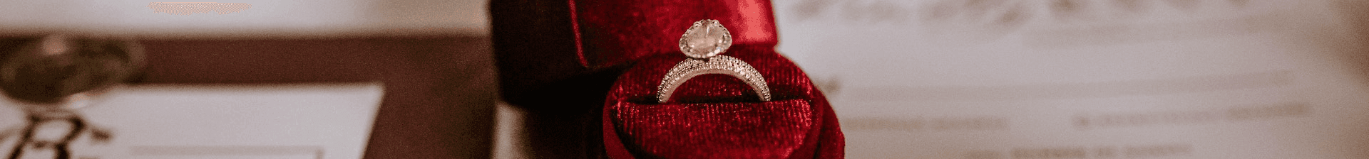 uma aliança em uma caixinha