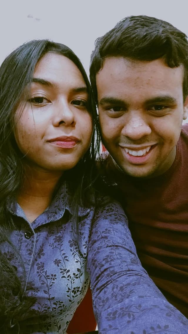 casal de noivos abraçados