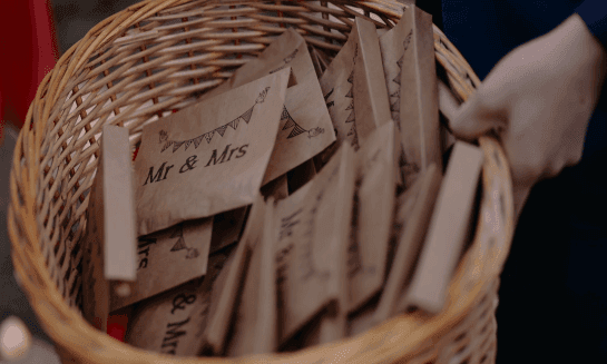 cesto com convites de casamento